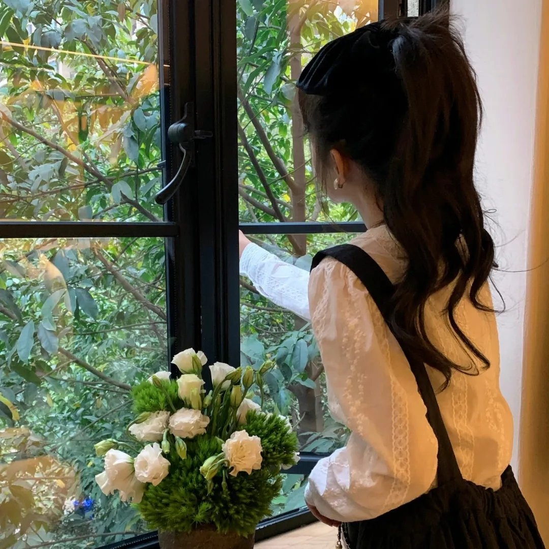 挥著翅膀的女孩